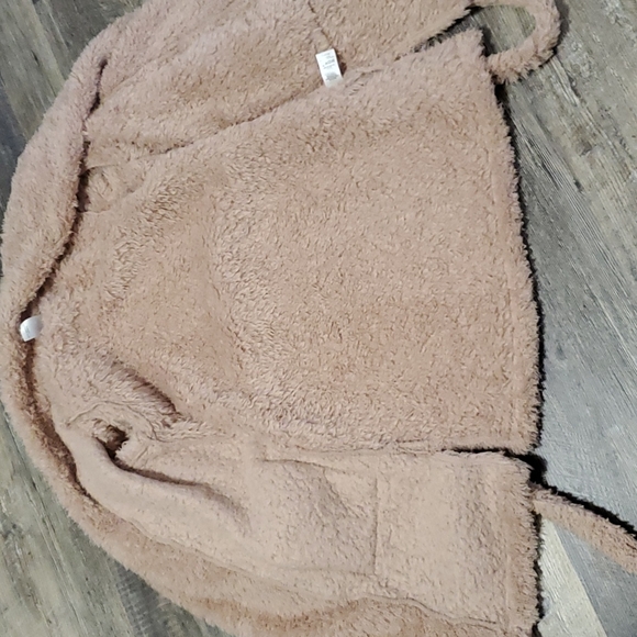 Natori Short Fluffy Belted Robe - Picture 7 of 9